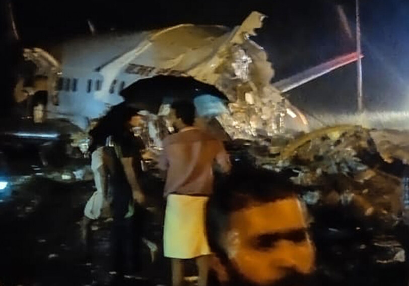 В Индии самолет развалился на части после неудачной посадки, погибли 14 человек (Обновлено)