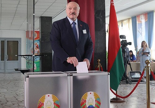 Лукашенко проголосовал на президентских выборах (Фото)