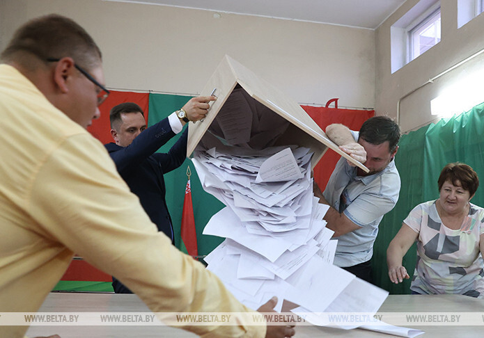 В Беларуси закрылись избирательные участки, начался подсчет голосов