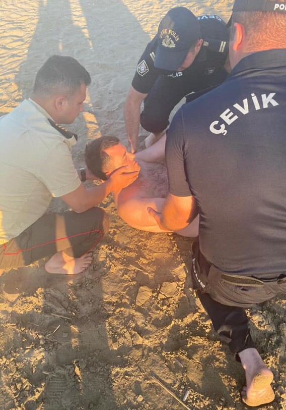 Сотрудники полиции Азербайджана спасли двух тонущих в море 