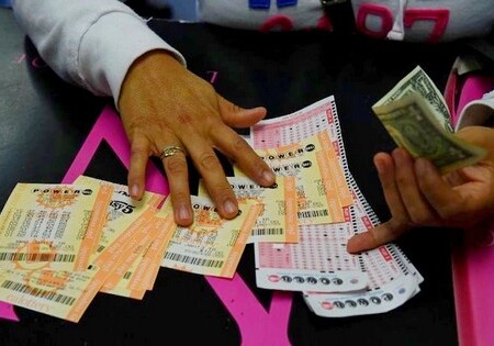 Продавец случайно вытянул американцу счастливый лотерейный билет