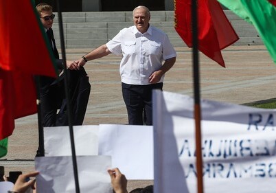 «Я никогда вас не предам» – Лукашенко объявил, что встает на колени перед белорусами (Видео)