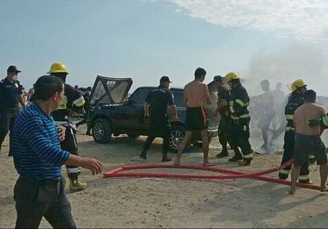 В Баку на пляже загорелся автомобиль (Фото)
