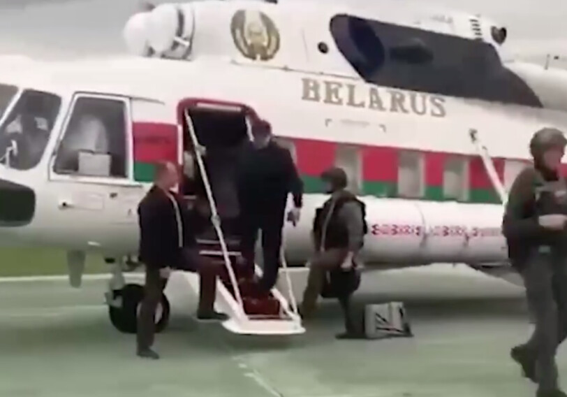 Лукашенко прибыл в свою резиденцию с автоматом в руках (Видео)
