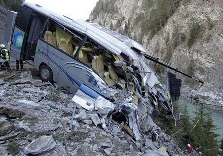 Страшное ДТП в Грузии: микроавтобус упал с обрыва, погибли 17 человек