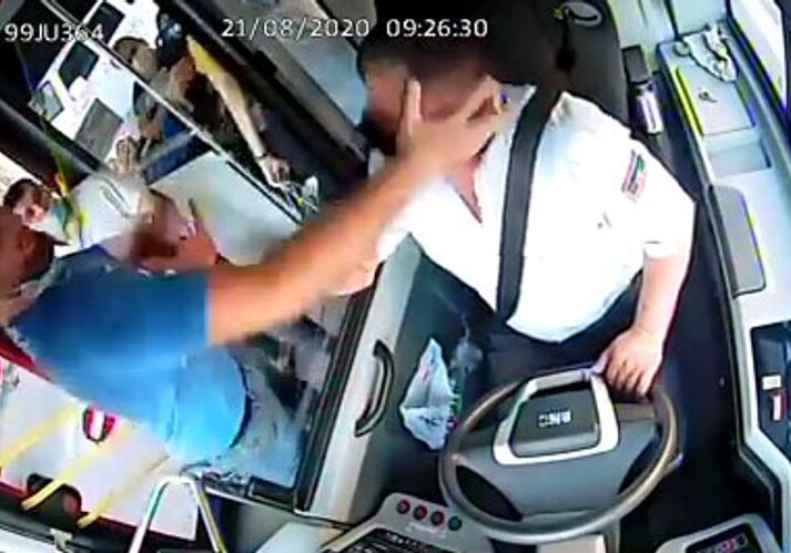 В Баку пассажир ударил водителя, потребовавшего от него надеть маску (Видео) 