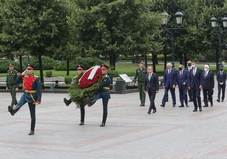 Глава МИД Азербайджана возложил венок к Могиле Неизвестного солдата в Москве (Фото)