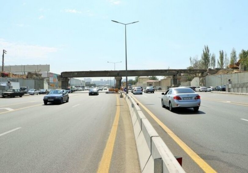 На автостраде Баку-Сумгайыт демонтируется железнодорожный мост