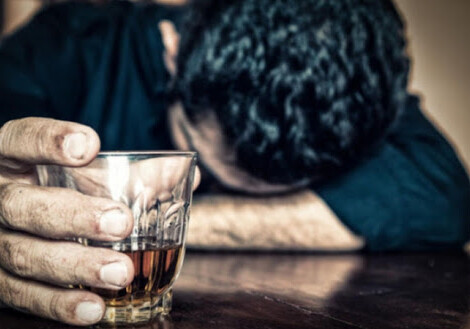 Число жертв отравления алкоголем в Армении достигло 17