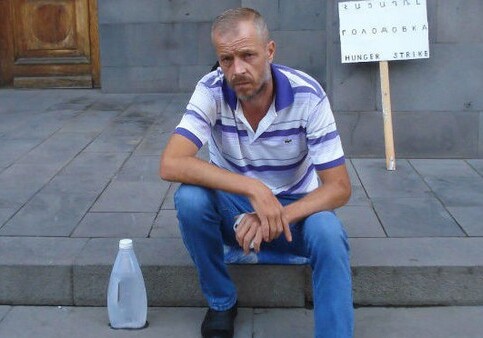 Офицер запаса объявил голодовку перед зданием правительства Армении