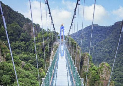 В Китае открыли самый длинный стеклянный мост в мире (Видео)