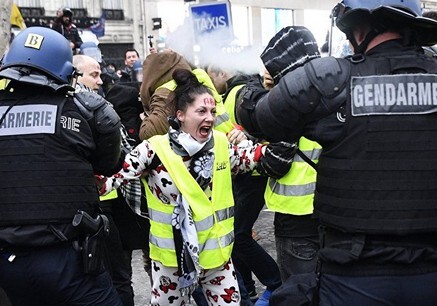 На акциях «желтых жилетов» в Париже задержано около 300 человек