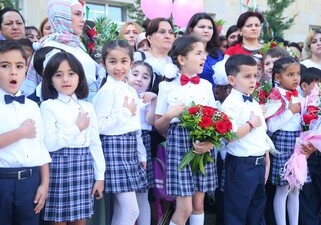 Без цветов и шаров: в Азербайджане родителей просят не приносить букеты в школу