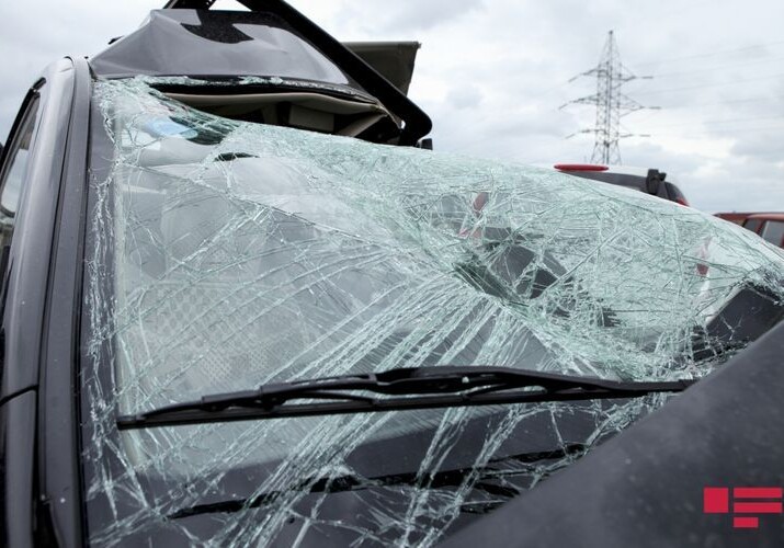 В Баку грузовик столкнулся с легковым автомобилем, есть погибший