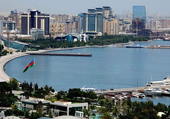 В Баку и еще в 21 городе и районе начал действовать комендантский час