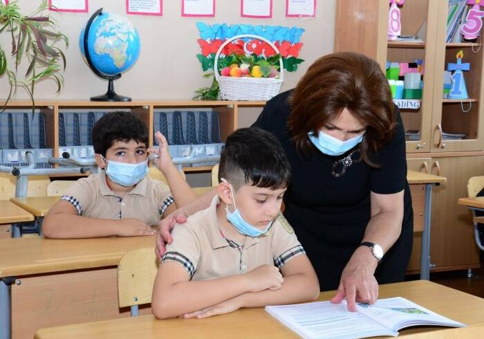 В азербайджанских школах увеличивается число очных занятий