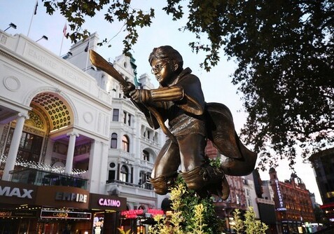 В Лондоне открыли «летающий» памятник Гарри Поттеру