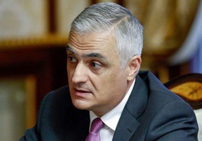 Вице-премьер Армении пытается вывезти из России оружие на гражданском самолете