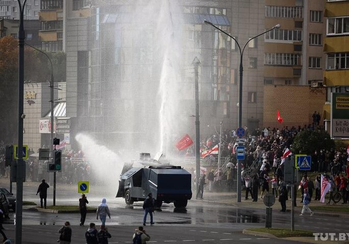 В Минске проходят задержания протестующих, милиция применила водометы