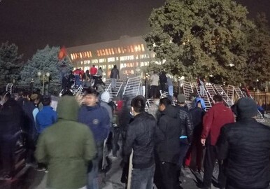 В Бишкеке демонстранты ворвались в здания парламента и ГКНБ – Протестующие освободили экс-президента Атамбаева (Фото)