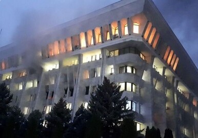 В захваченном протестующими Белом доме в Бишкеке произошел пожар (Фото-Обновлено)