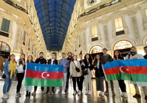В Италии азербайджанские студенты поддержали нашу армию (Видео)