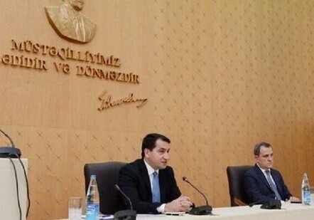 Помощник президента и глава МИД Азербайджана проводят брифинг
