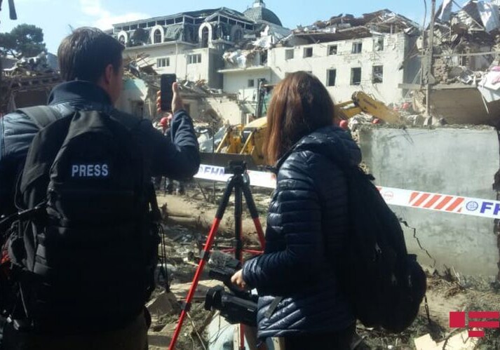 Представители BBC, Аль-Джазиры, France 24 и других СМИ побывали в Гяндже на территории, подвергшейся ракетному обстрелу армян (Фото)