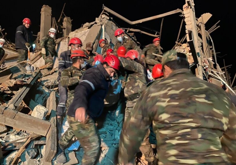 Завершены поисково-спасательные работы в разрушенном армянами ракетой здании в Гяндже