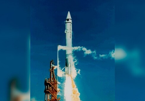 Запущенная в 1966 году ракета приближается к Земле