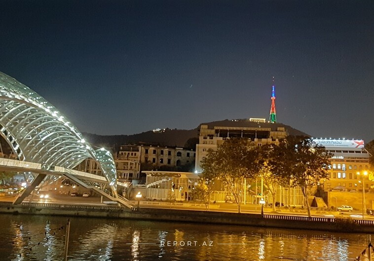 Тбилисская телебашня окрасилась в цвета азербайджанского флага (Фото)