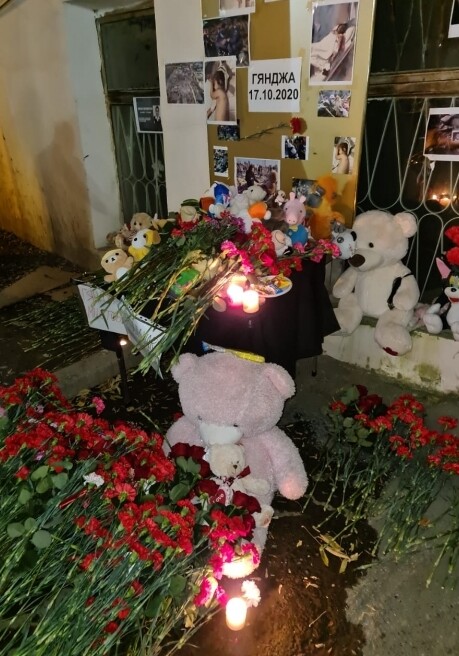 Екатеринбуржцы несут цветы к импровизированному мемориалу в память о жертвах обстрела Гянджи