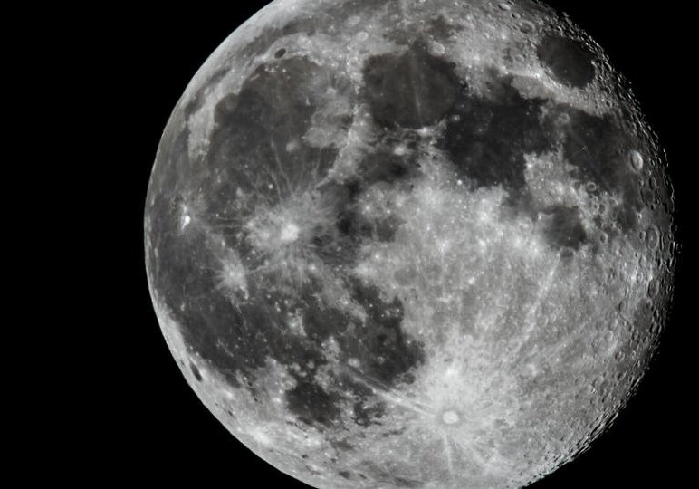 NASA обнаружила на обращенной к Земле стороне Луны воду