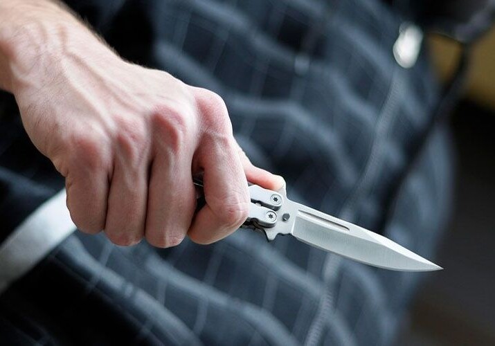 В Баку мужчина ранил ножом бывшую жену и двух детей