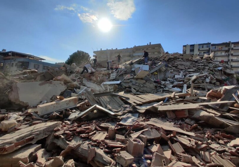 У берегов Измира произошло сильное землетрясение - Момент обрушения здания в Измире (Видео-Фото)