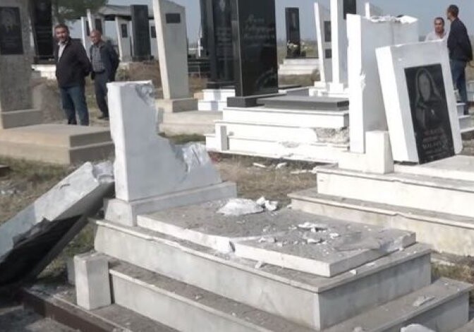 Видеорепортаж с кладбища в Агджабеди, разрушенного в результате вражеского ракетного обстрела