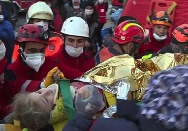 В Измире спустя 65 часов после землетрясения из-под завалов спасли 3-летнюю девочку (Видео)