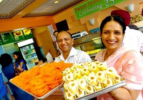 Жителей Индии попросили есть больше сладкого