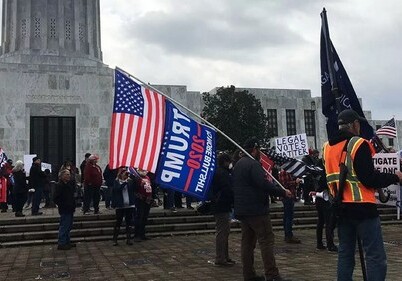 Сторонники Трампа устроили акции протеста возле капитолиев в ряде штатов