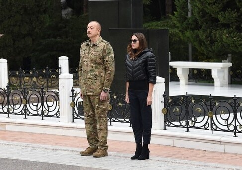 Президент Азербайджана и первая леди посетили Аллею почетного захоронения и Шехидляр хиябаны (Фото-Видео-Обновлено)