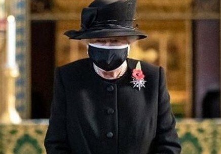 Елизавета II впервые появилась на публике в маске
