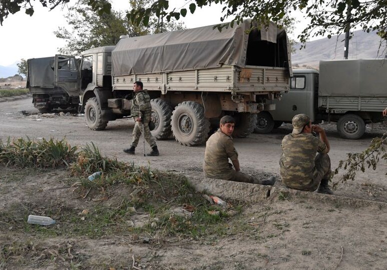Азербайджанский дизайнер сшила и послала солдатам больше ста спальных мешков 