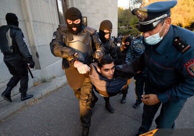 В Ереване одновременно проходят два митинга, полиция начала задержания (Фото-Видео)