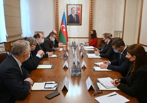 Глава МИД Азербайджана встретился с членами Национальной ассамблеи Франции