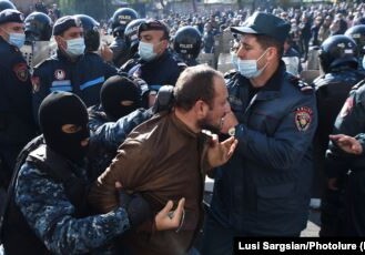 У здания суда в Ереване собралось несколько сотен протестующих (Видео)
