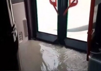В Баку дождь затопил салон автобуса (Видео)