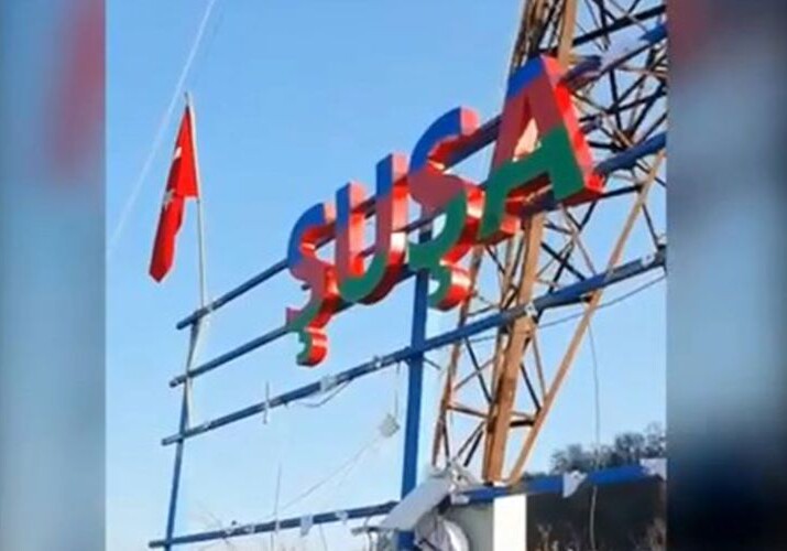 У въезда в Шушу установлена надпись «ŞUŞA» (Видео)