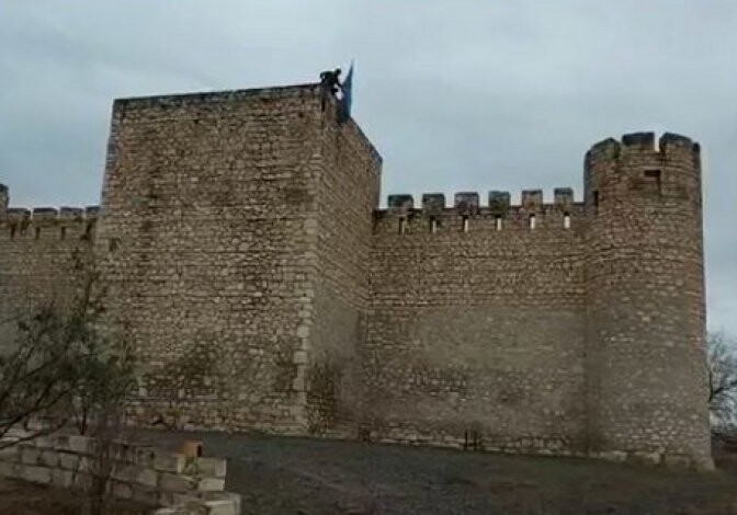 Азербайджанский флаг водружен на вершину крепости Шахбулаг в Агдаме (Видео)
