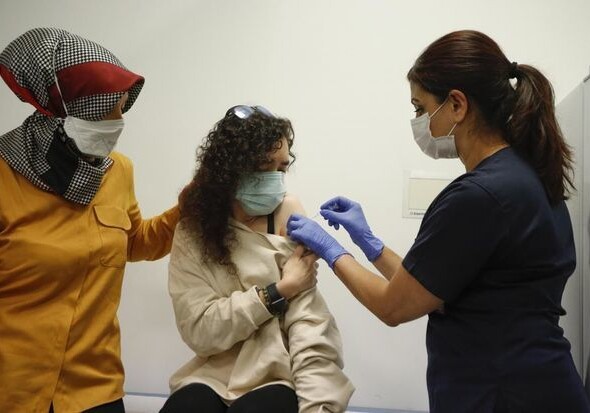 Добровольцам в Турции ввели китайскую вакцину от коронавируса