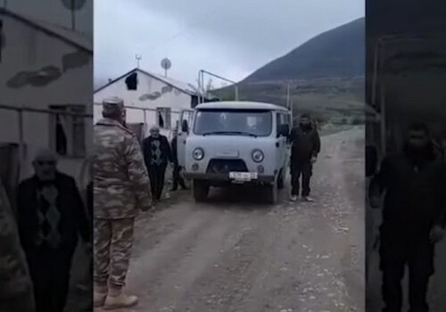 Азербайджанские военные помогали армянам вывезти имущество из агдамского села (Видео)